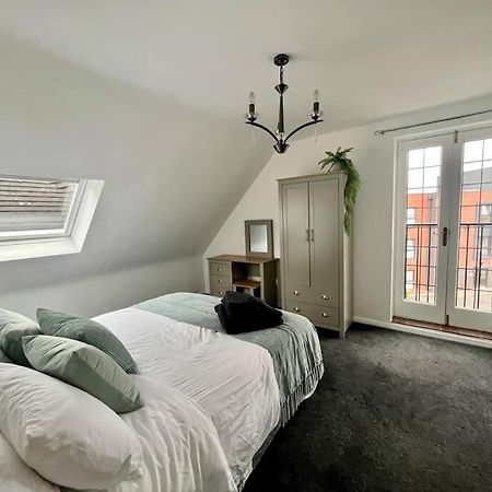 Bs - Luxury Top Floor 4 Bed Apartment With Garage In Town Centre - No Lift Стретфорд-на-Ейвоні Екстер'єр фото